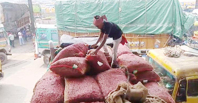 ভারত থেকে এলো ৫৯৩ টন কাঁচা মরিচ, দাম কমার আশা